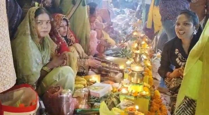 Chhath Puja 2024  Mahaparva concluded by offering Arghya to the rising sun crowd of devotees gathered at ghats