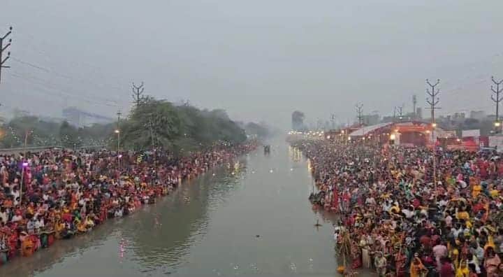 Chhath Puja 2024  Mahaparva concluded by offering Arghya to the rising sun crowd of devotees gathered at ghats