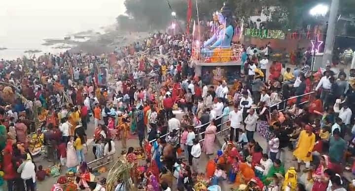 Chhath Puja 2024  Mahaparva concluded by offering Arghya to the rising sun crowd of devotees gathered at ghats