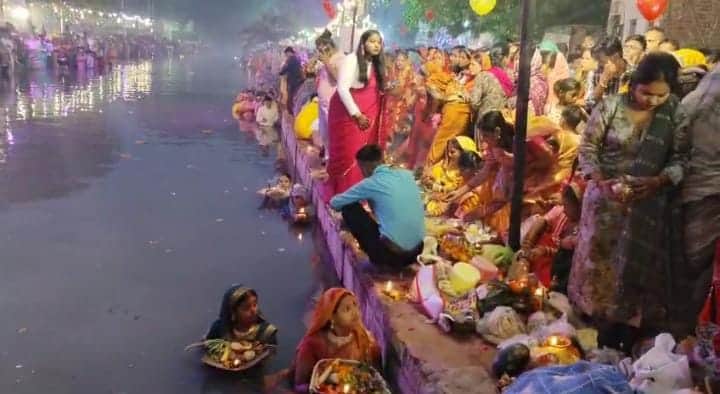 Chhath Puja 2024  Mahaparva concluded by offering Arghya to the rising sun crowd of devotees gathered at ghats