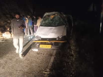 लंबगांव से पुजार गांव जा रही कार खाई में गिरी, एक की मौत, सात घायल