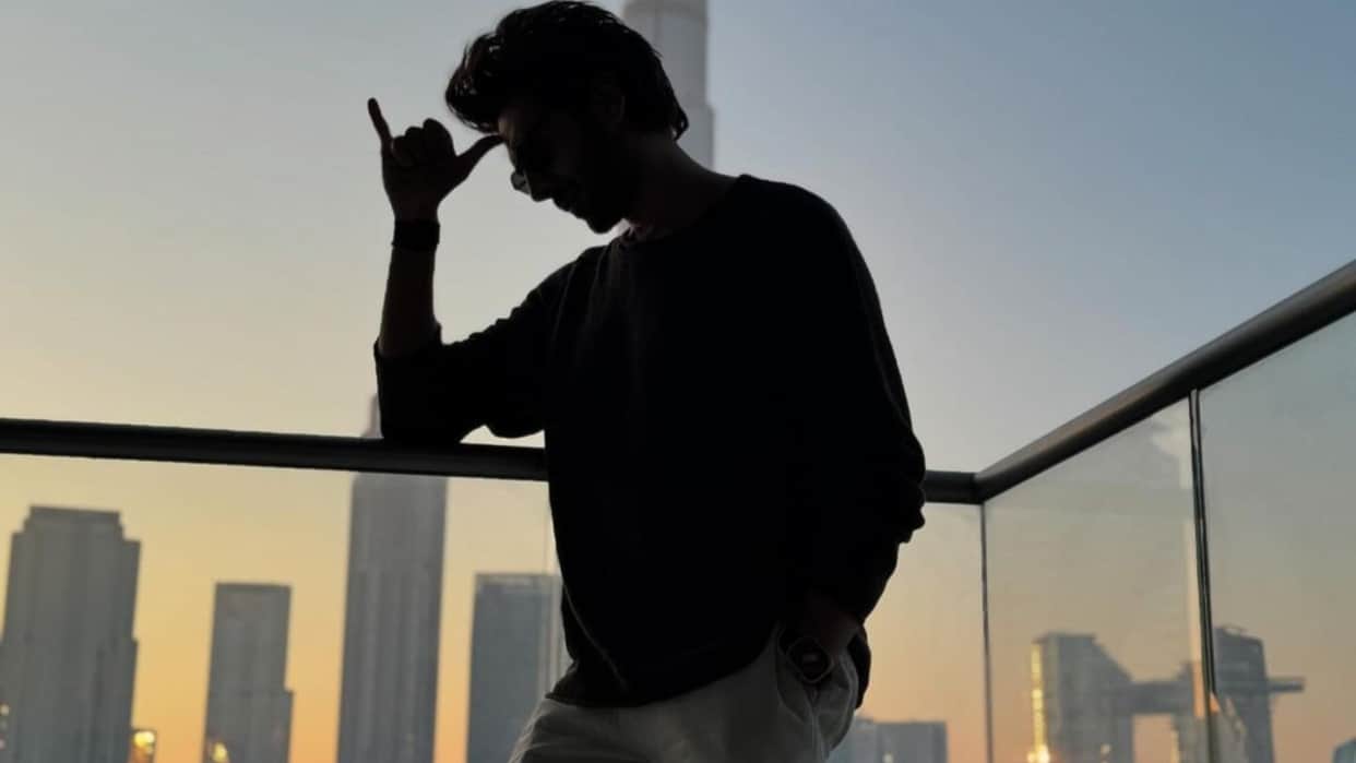 Kartik Aaryan Drops Pic In bhool bhulaiyaa 3 Rooh Baba Signature Pose Asks Fans To Guess His Location