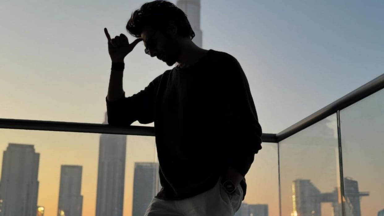 Kartik Aaryan Drops Pic In bhool bhulaiyaa 3 Rooh Baba Signature Pose Asks Fans To Guess His Location