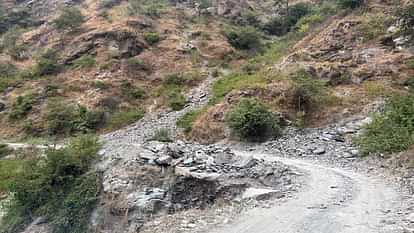 मरचूला जैसे हादसों से भी नहीं लिया सबक: जहां दस लोगों की जान गई, वहां अब भी मौत की खाई, इस कारण नहीं बनी सड़क Chirakhan-Adhaura motor road is not being improved due to tussle between PMGSY and PWD in bhimtal