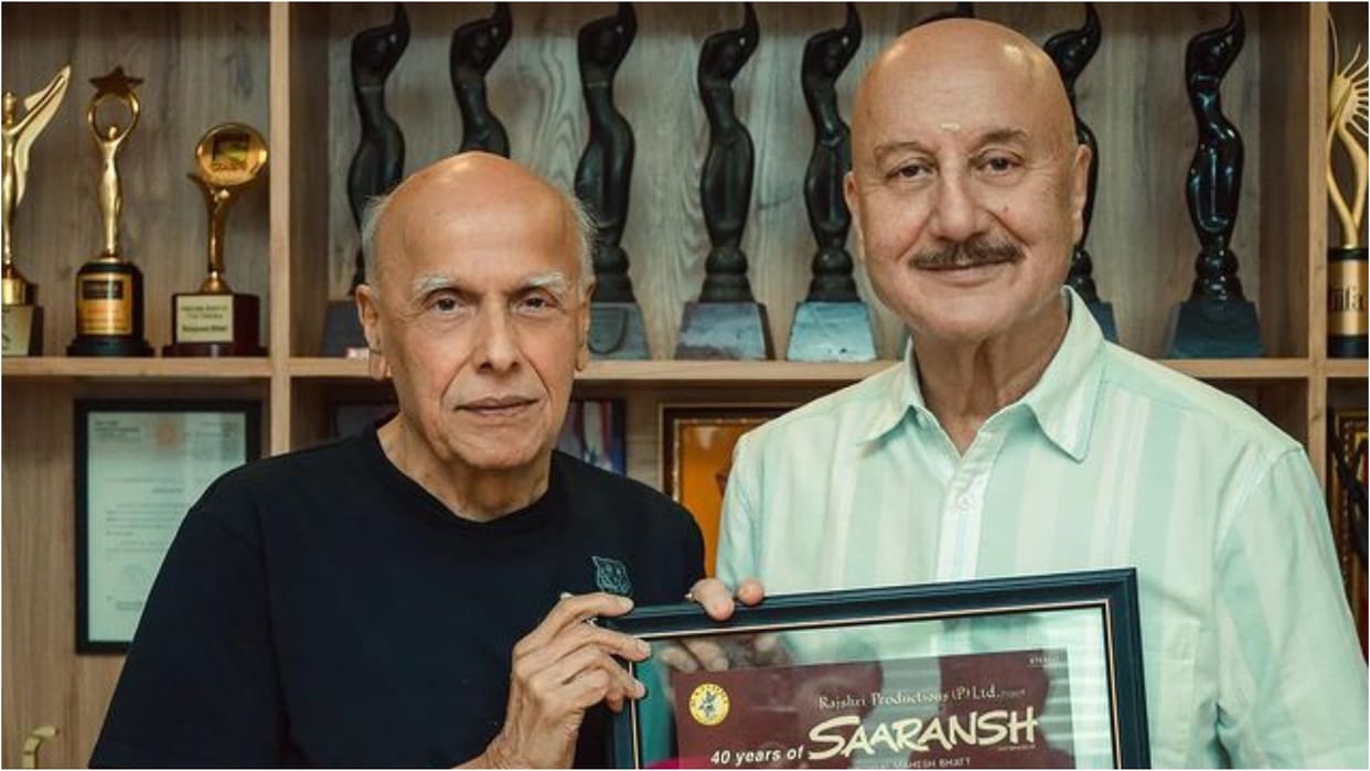 Mahesh Bhatt surprises Anupam Kher on Movie Vijay 69 release date by presenting him with poster of Saaransh