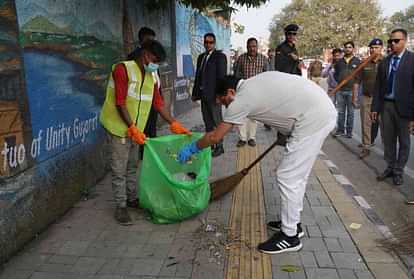 Uttarakhand Foundation Day 2024 CM Dhami swept streets of Dehradun give Massage of Swachhata Program