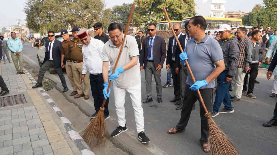 Uttarakhand Foundation Day 2024 CM Dhami swept streets of Dehradun give Massage of Swachhata Program
