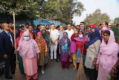 Uttarakhand Foundation Day 2024 CM Dhami swept streets of Dehradun give Massage of Swachhata Program