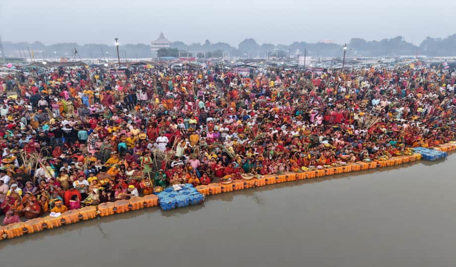Women completed their fast by offering Arghya to the rising sun, crowd gathered at the ghats of Ganga-Yamuna