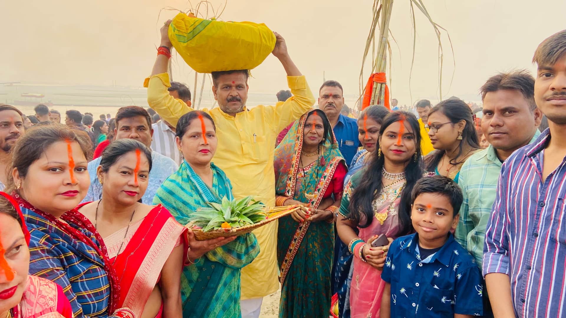 Women completed their fast by offering Arghya to the rising sun, crowd gathered at the ghats of Ganga-Yamuna