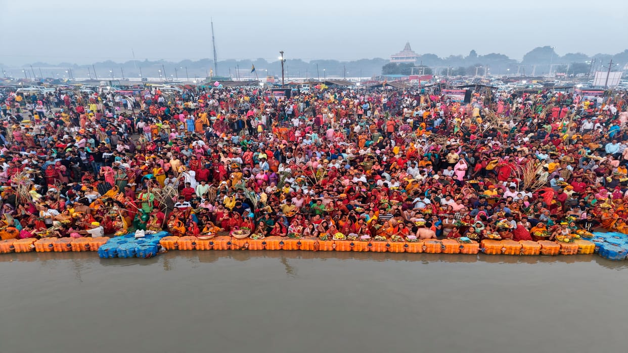 Women completed their fast by offering Arghya to the rising sun, crowd gathered at the ghats of Ganga-Yamuna