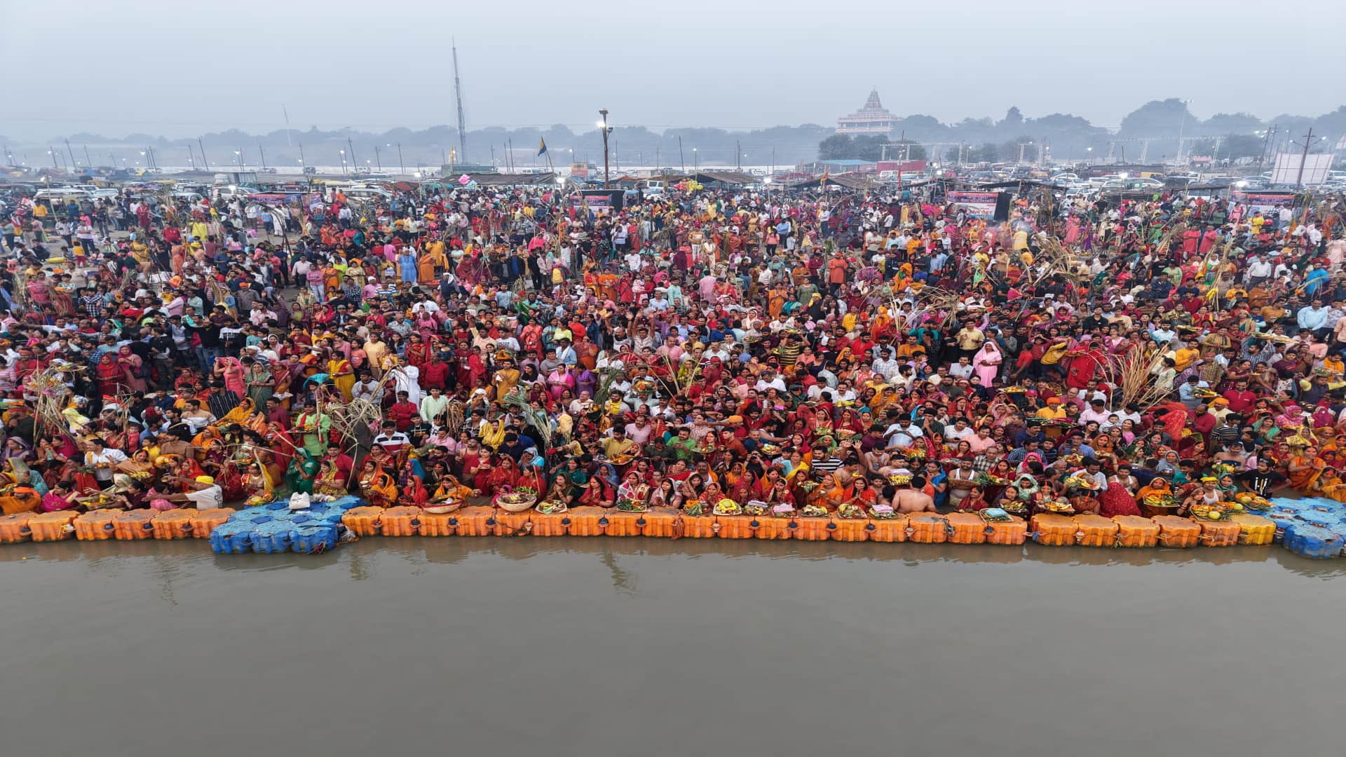 Women completed their fast by offering Arghya to the rising sun, crowd gathered at the ghats of Ganga-Yamuna