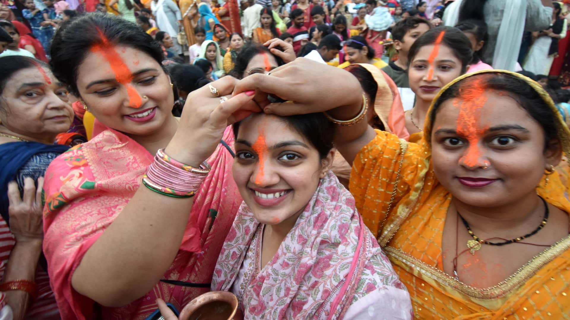 Women completed their fast by offering Arghya to the rising sun, crowd gathered at the ghats of Ganga-Yamuna