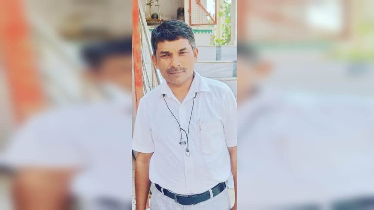 Assistant teacher's body found on the roadside, suspicion of murder, he was missing since yesterday.