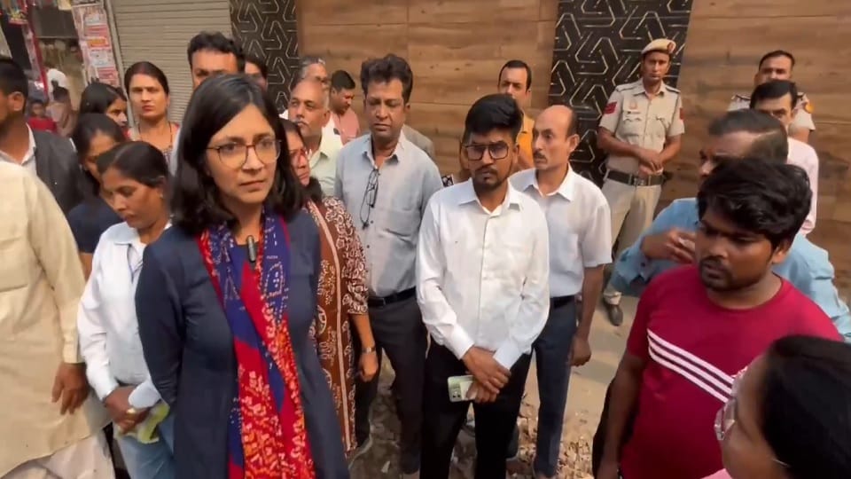 Swati Maliwal attacked Chief Minister Atishi over bad roads and dirty water