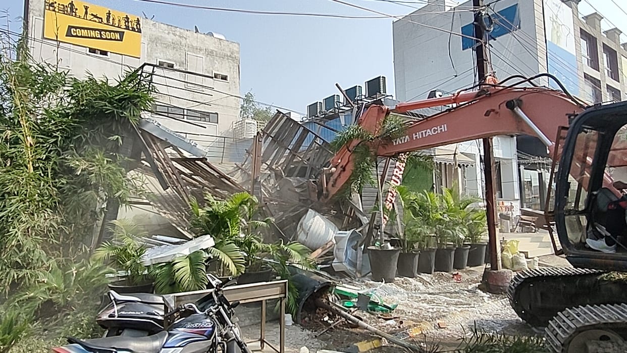 Indore: Two restaurants and one showroom demolished in Indore, four bus booking offices also sealed....