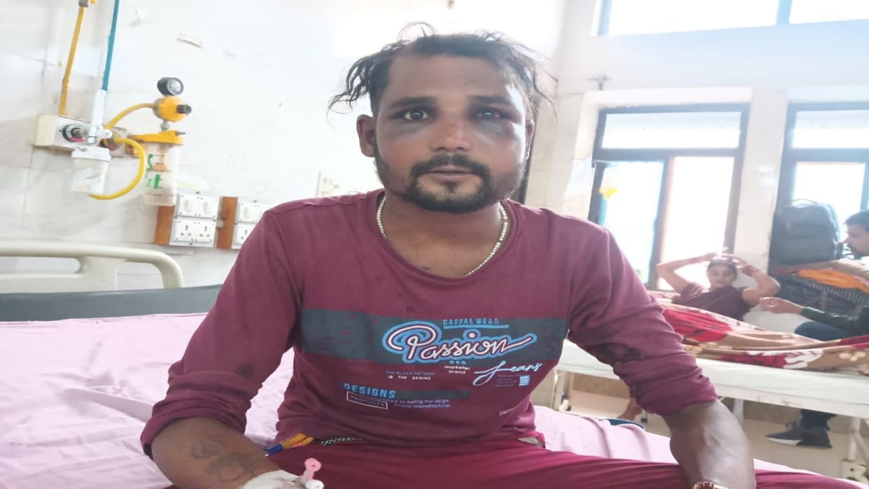 Passengers kept beating youth from Arrah to Manda, accused of stealing mobile phones and luggage in the train