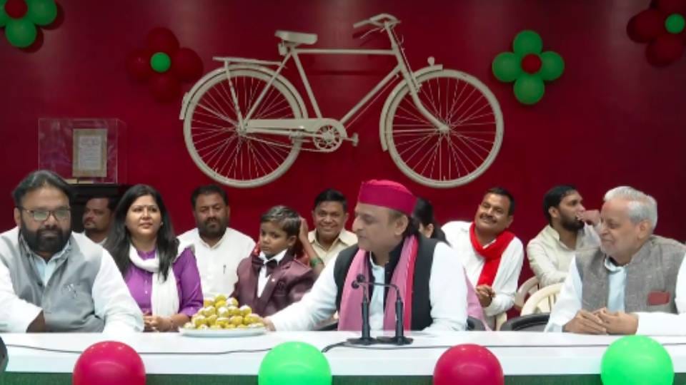 Akhilesh Yadav said demonetisation has made common man its victim like slow poison