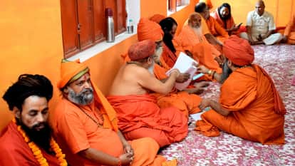 अखाड़ा परिषद की बैठक में मौजूद संत।