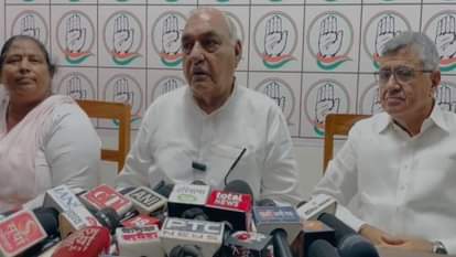 अपने आवास पर प्रेस वार्ता करते भूपेंद्र सिंह हुड्डा।