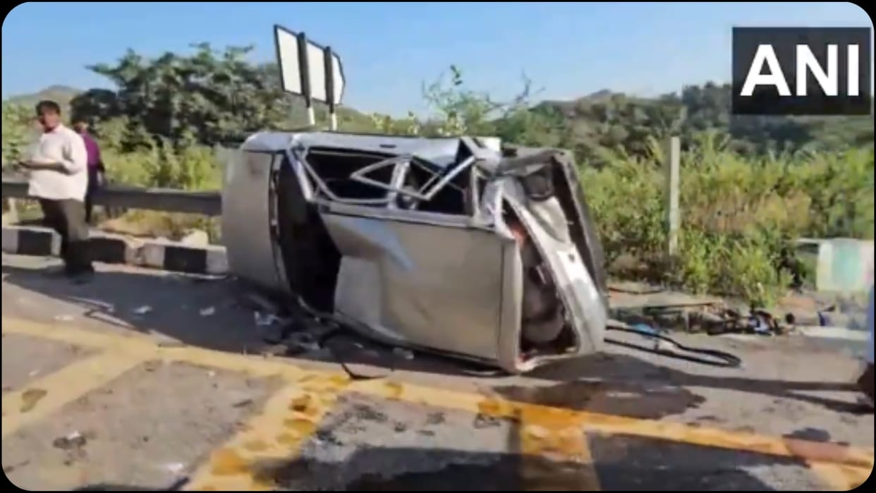 Banaskantha, Gujarat: 38 people were injured after three vehicles collided with each other near Ambaji.