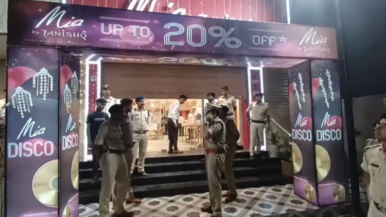 Bihar News : Jewelery looted from Patna jewelery showroom, Rs 3.5 lakhs robbed in 1:40 minutes