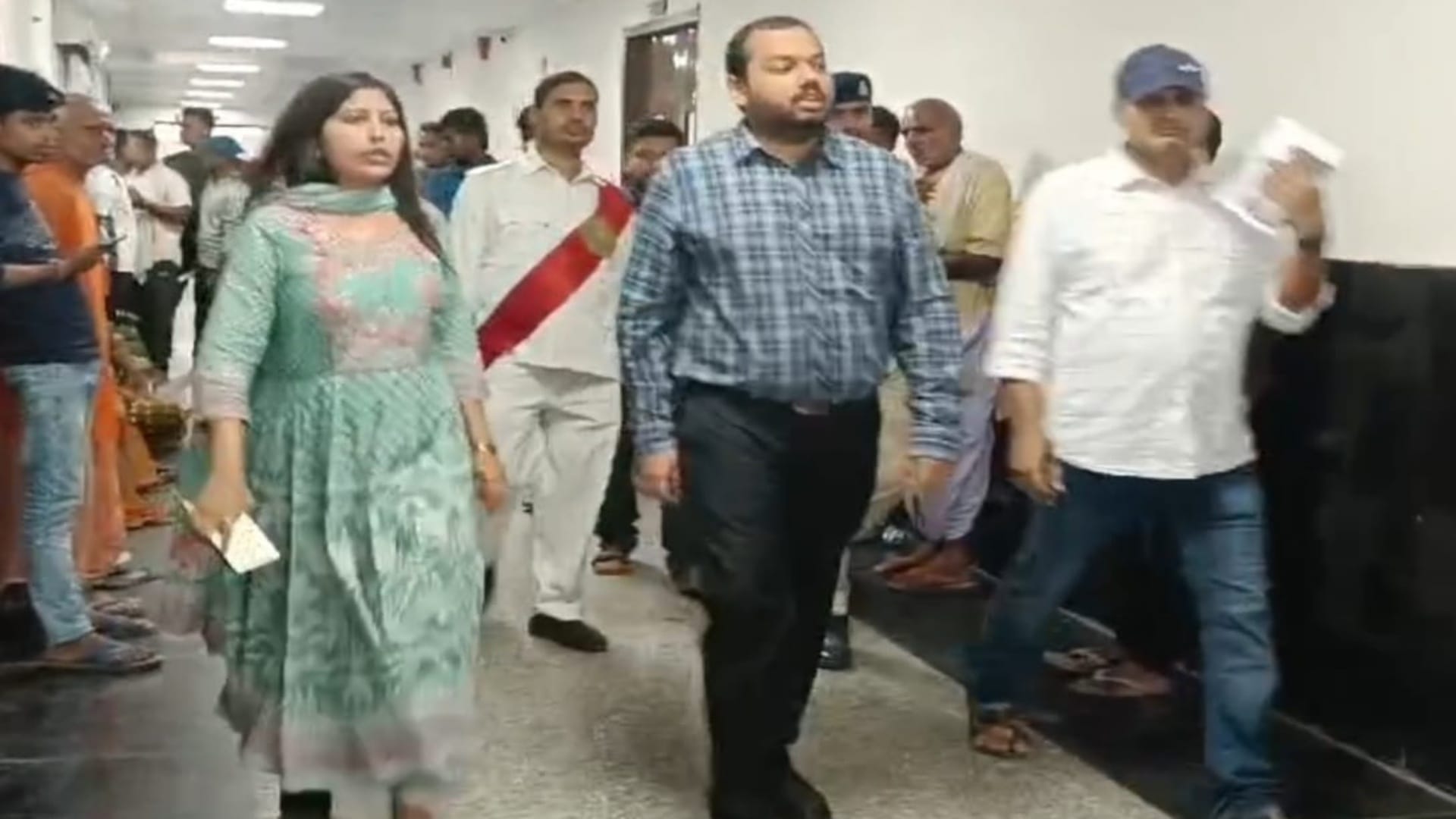 अस्पताल का निरीक्षण करते हुए