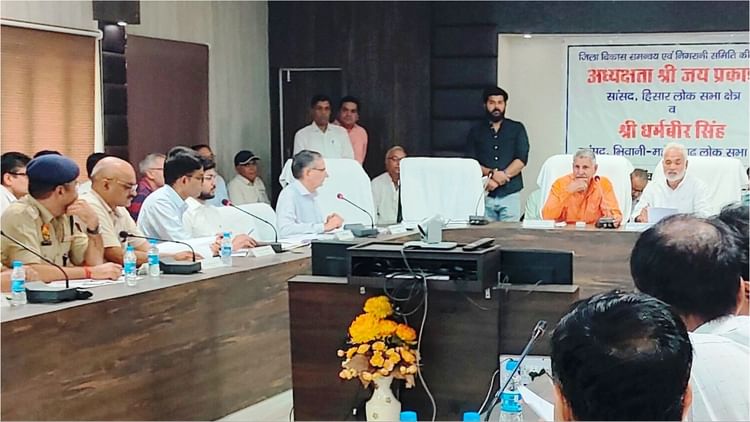 सांसद धर्मबीर बोले- ओवरब्रिज निर्माण में देरी के लिए जिम्मेदार अधिकारी से व्यक्तिगत तौर पर वसूला जाए जुर्माना