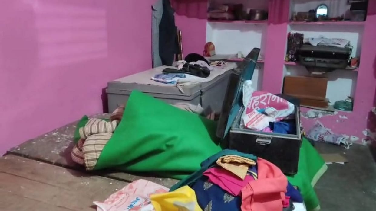 Horrific theft at principal's house, thieves broke the cupboard and took away jewelery and cash worth Rs 15 la