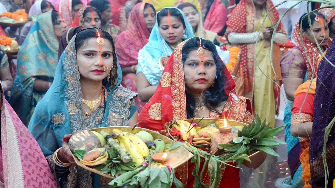 Chhath puja 2024 women offering arghya to rising sun in bareilly