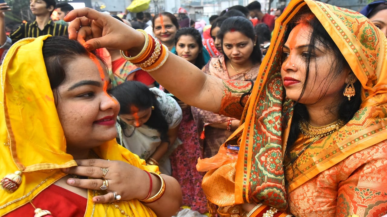 Chhath puja 2024 women offering arghya to rising sun in bareilly