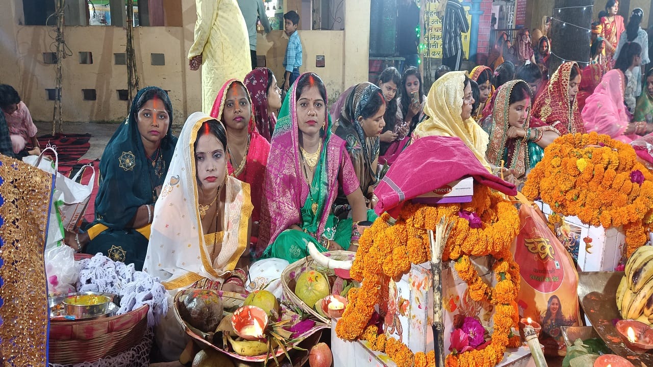 Chhath puja 2024 women offering arghya to rising sun in bareilly