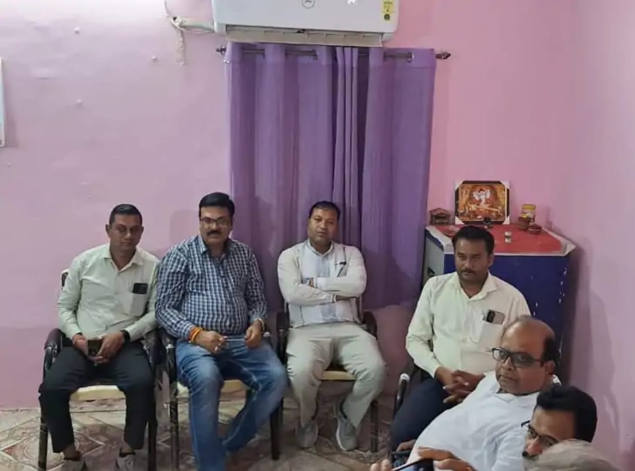 Indore: Panchayat accountant asked for bribe to release installment of road construction, caught red handed