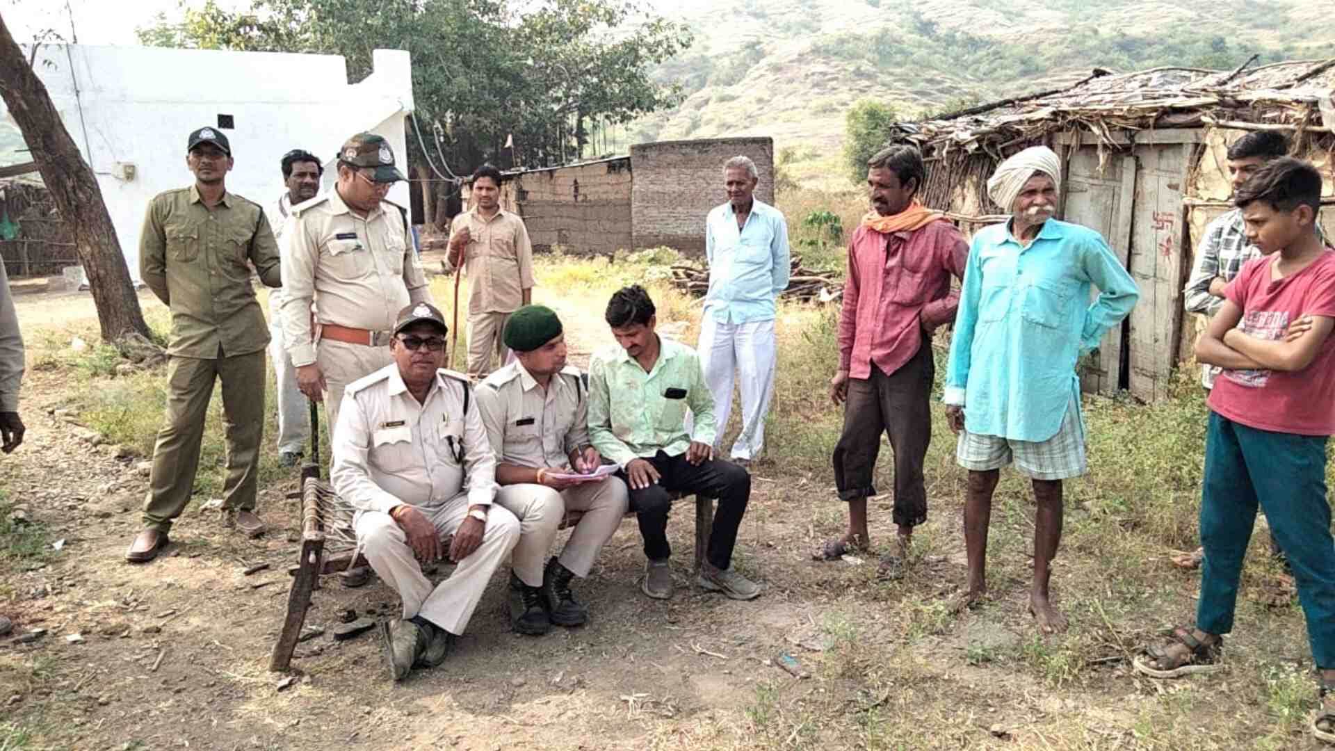 जांच करने बंभाड़ा गांव पहुंचीं वन विभाग की टीम।