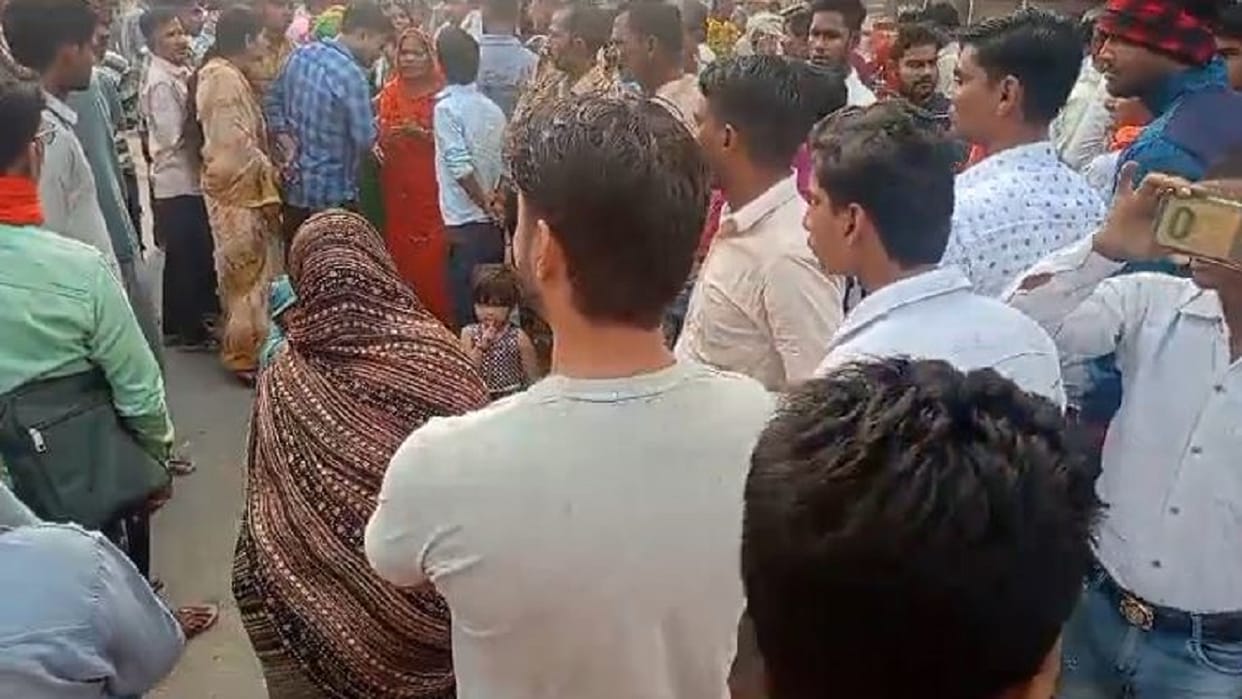 family members created a ruckus when the police did not register the report in shahjahanpur