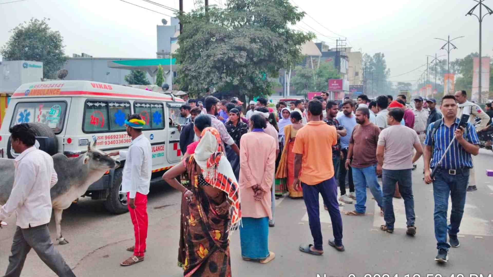 जाम लगा रहे लोगों का समझाती पुलिस।