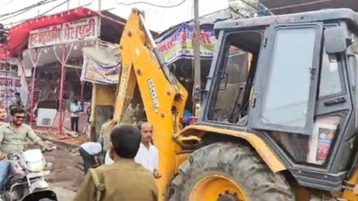 municipal team demolished the fair shops with the help of JCB in lakhimpur kheri