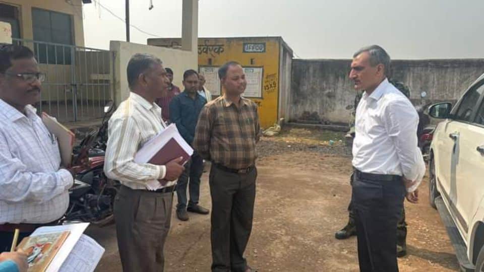 कलेक्टर ने खरीदी केंद्र में जानकारी ली