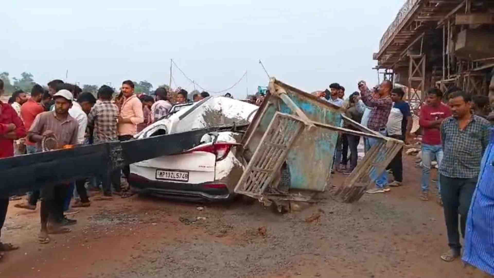 कार पर गिरी क्रेन।