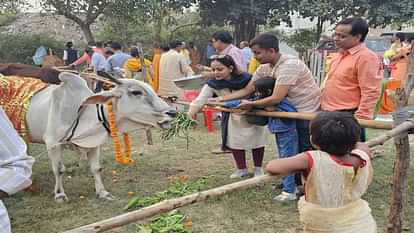 Gopashtami celebrated with great pomp in Lucknow Aarti of Mother Cow was performed by feeding