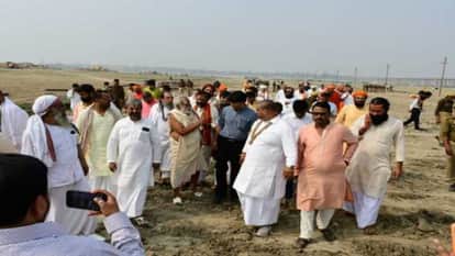 महाकुंभ में शिविर के लिए भूमि देखते अखाड़ा परिषद के साधु-संत।