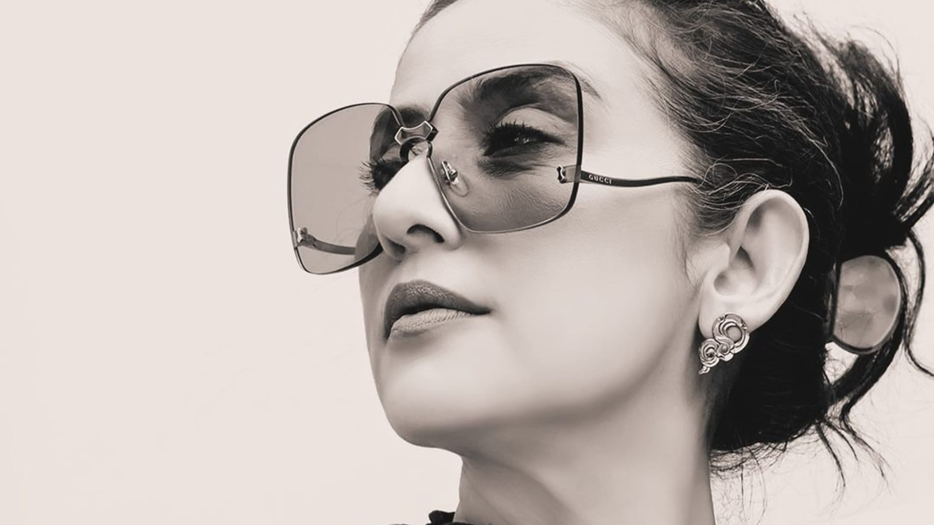 Manisha Koirala told Dimple Kapadia She Was Bored Of Acting said You Better Enjoy It a per report