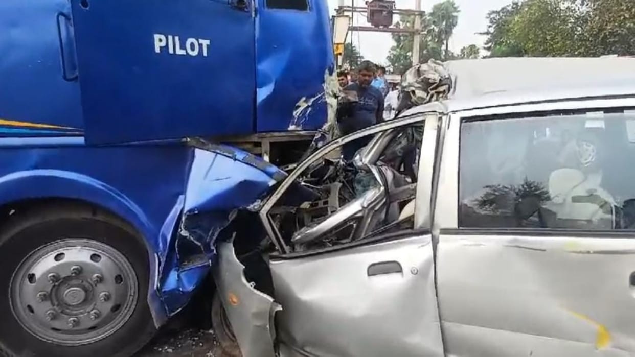Muzaffarpur News: Driver died in a fierce collision between a passenger bus and a car, body cut and removed