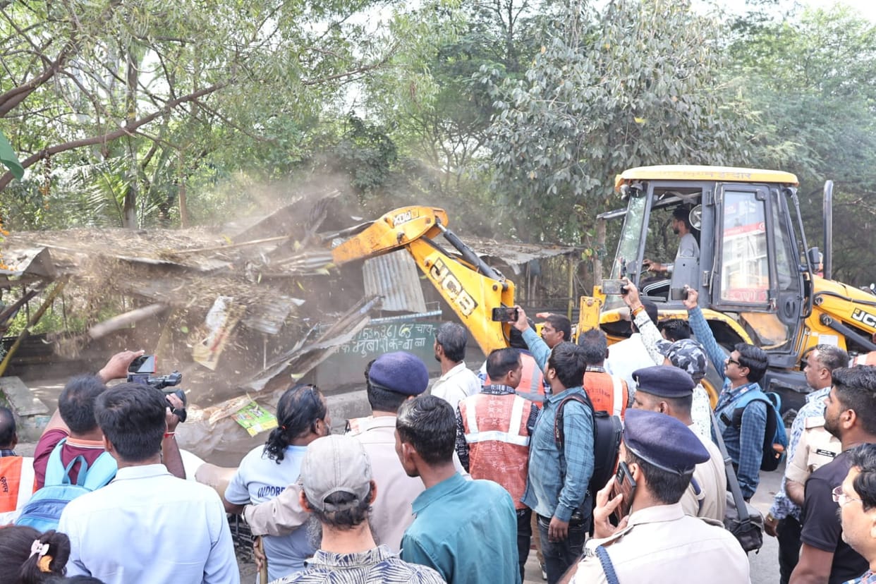 Indore: Gumti and houses removed from around Sirpur pond of Indore, protest also took place