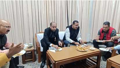 Jairam Thakur Samosa Party With Bjp Workers At the Circuit House In Mandi Himachal