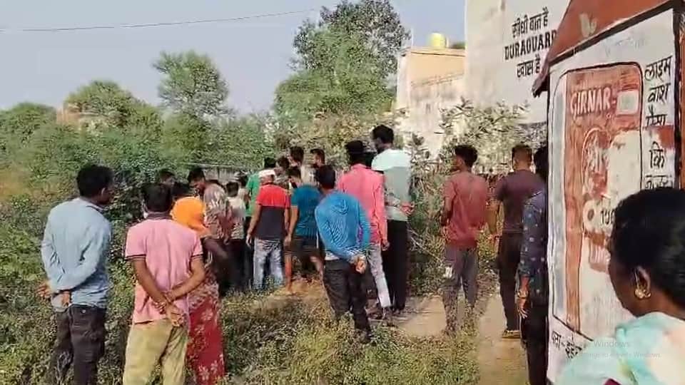 नवजात को देखने एकत्रित हुए लोग