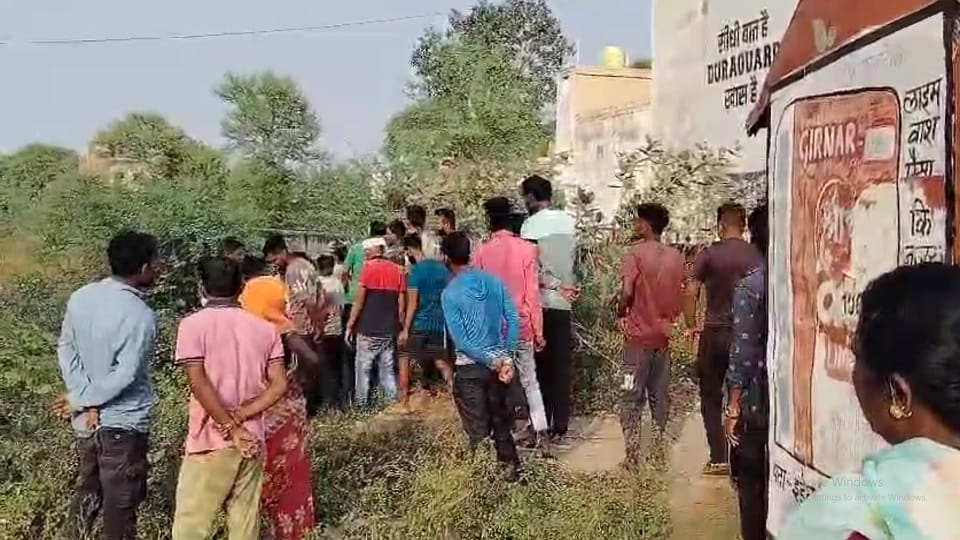 नवजात को देखने एकत्रित हुए लोग