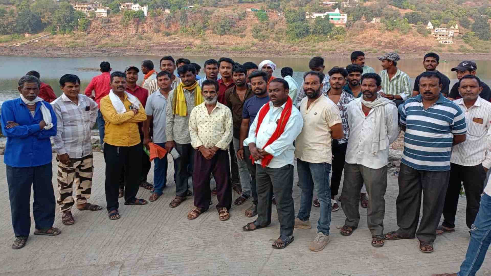 नाविक संघ की बैठक में उपस्थित हुए लोग।