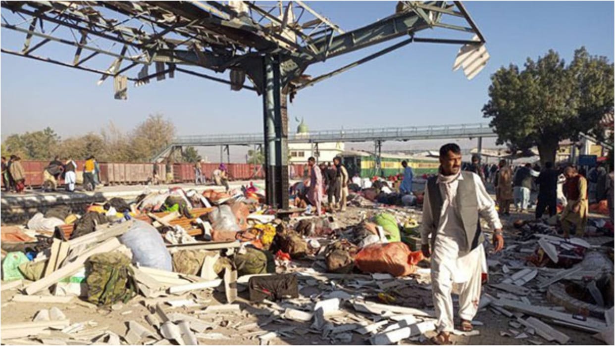 Pakistan: bomb blast at Quetta railway station many people reported dead, many injured