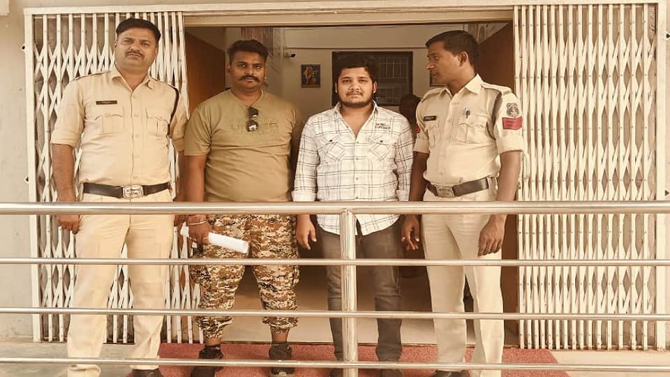 पुलिस की गिरफ्त में आरोपी